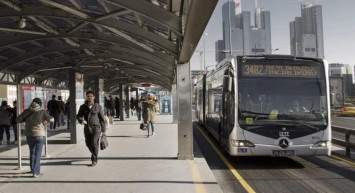 Vatandaşlar dakikalarca bekledi: Belediye çalışanına metrobüs tepkisi