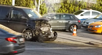Vekilleri taşıyan minibüs taksiyle çarpıştı: Ölü ve yaralılar var