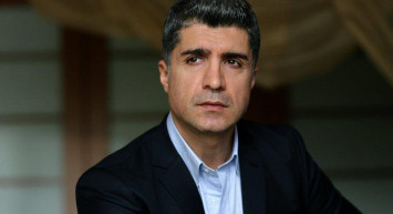 Velayet Savaşını Kaybeden Özcan Deniz Çareyi Aşkta Buldu! Ünlü Şarkıcı 23 Yaş Küçük Sevgilisiyle Kaçamakta Yakalandı