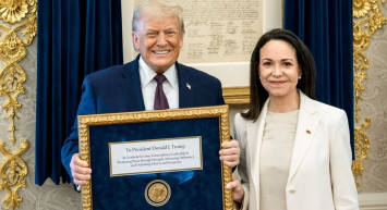 Venezuelalı işbirlikçi lider Machado sonunda Nobel'i Trump'a verdi: Ödülü kabul edince kalemi kırılmıştı!
