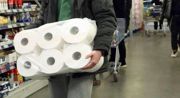 XL tuvalet kağıdının fiyatı ortalığı karıştırdı! Millet market önünde izdiham yarattı