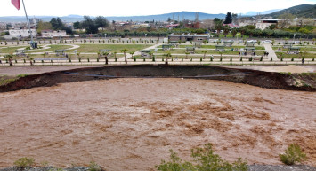 Yağışlar hayatı felç etti: Osmaniye'de Karaçay Deresi'nin kenarındaki toprak yol çöktü!