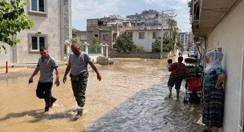 Yağmur yağmadan evleri su bastı: İzmir’de sokaklar yine göle döndü
