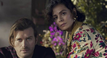 Yakamoz S-245 dizisinde Özge Özpirinçci krizi! Yapımcıdan veto yiyen ünlü oyuncu kutlama yemeğine bile gidemedi