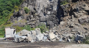 Yamaçtan Düşen Parçalar Az Kalsın Faciaya Neden Oluyordu!