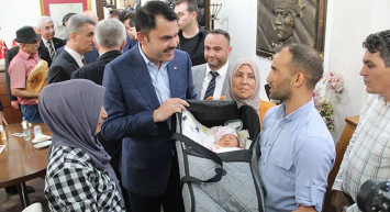 Yangında evini kaybeden vatandaşlar yeni evlerine kavuştular! Yangında evleri yanan anne-baba 10 günlük bebeği ile birlikte Bakan Kurum'a teşekkür etti