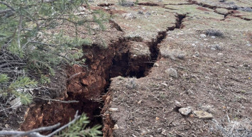 Yanından geçenler dehşete düştü: Deprem uzmanı Sözbilir yarıkların nedenini açıkladı