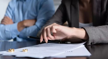 Yargıtay'dan emsal karar! ''Eşin maaşına el koymak boşanma sebebi''