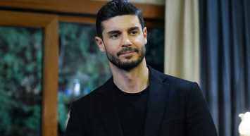 Yasak Elma’nın Çağatay’ı Berk Oktay Meslektaşı Yıldız Çağrı Atiksoy’la Nikah Masasına Oturuyor!