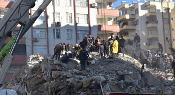 Yaşlı adam ayaklarına sardı: Hatay’da 72 saat sonra gelen mucize