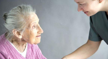 Yaşlı, engelli aylığı ve evde bakım parası arttı: Zamlı maaşlar için tarih verildi