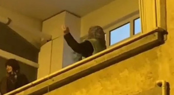 Yaşlı Teyze Evinin Balkonundan Asker Eğlencesine Dansla Katıldı! İşte O Görüntüler