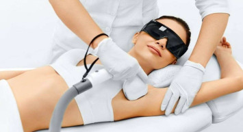 Yaz aylarında lazere gidilir mi? Yaz mevsimi epilasyon yapılır mı? Güneşlenmek epilasyon lazer epilasyon için zararlı mı, iz bırakır mı?