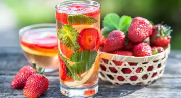 Yaz aylarının sevilen meyvesi çilek fazla kilolarınıza karşı savaş açıyor! Efsane çilek diyetiyle 3 günde 2 kilo vermeye hazır olun!