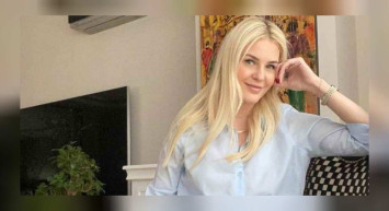 Yaz sezonunu pembe mayosuyla açan Emine Ün güzelliği ile herkesi büyüledi! 44 yaşındaki Emine Ün yorum yağmuruna tutuldu!