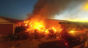 Yemen’de Ahşap Deposunda Yangın Meydana Geldi