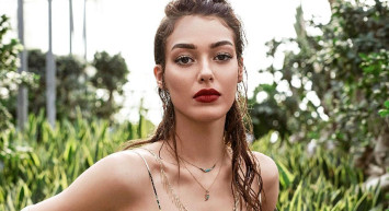 Yeni Evlenme Teklifi Etmişti, Yabancı Damat Ünlü Oyuncu Dilan Çiçek Deniz'i İzlanda'ya Kaçırıyor!