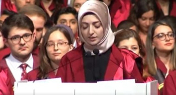 Yeni mezun doktorlardan yurt dışına kaçan abilerine mesaj! 'Hem bu deveyi güdecek hem bu diyardan gitmeyeceğiz!'