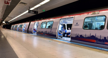 Yenikapı-Hacıosman metro seferleri aksadı: Yolcular ray kenarlarından yürüyerek istasyonlara gitti