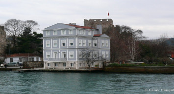 Yıkım kararı tartışma yarattı: Boğaz'da tarihi yalının kaçak inşaatı…