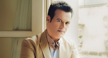 Yıllara meydan okuyan ünlü şarkıcı Hakan Peker 19 yaş küçük sevgilisiyle sarmaş dolaş kameralara yakalandı