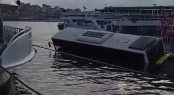 Yine İETT yine kaza! Eminönü'nde İETT otobüsü denize düştü