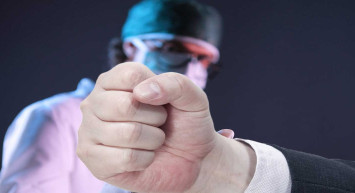 Yine, yeni, yeniden doktora şiddet!