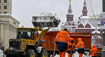Yoğun kar yağışı Rusya’yı felç etti: Seferler iptal edildi