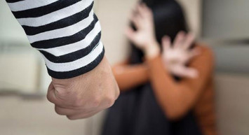 Yol Ortasında Çocuklu Kadına Yumruk Attı