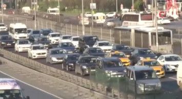 Yola çıkacaklar dikkat! Okul ve bayram tatili bitişi trafiği felç etti