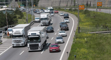 Yollarda bayram trafiği başladı: Kilometrelerce kuyruk oluştu