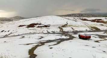 Yozgat'ta mevsim kışa döndü! 50 cm dolu yağdı, hayat durma noktasına geldi