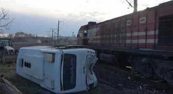 Yük treni ile işçileri taşıyan servis çarpıştı! Bölgeye sağlık ekipleri sevk edildi, çok sayıda yaralı var!