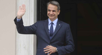 Birleşik Arap Emirlikleri'ne resmi ziyarette bulunan Yunanistan Başbakanı Kiryakos Miçotakis: Doğalgazı bizden geçirin!