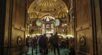 Yunanistan’dan skandal Ayasofya ifadeleri: Müslümanlar duvarlarını yiyor