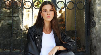 Yüsra Geyik son pozlarıyla sosyal medyanın diline düştü! Sütyen üstüne ceket giyen güzel oyuncuyu takipçileri tiye aldı