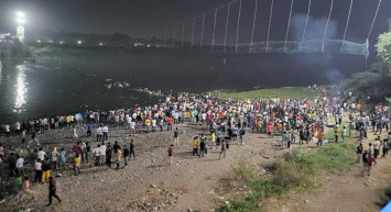 Yüzlerce kişi üzerindeyken köprü çöktü: En az 132 kişi hayatını kaybetti