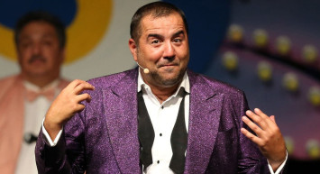 Zeki Müren'in şarkılarıyla anıldığı gecede Ata Demirer'in Acun Ilıcalı'ya yaptığı gönderme partiye damgasını vurdu