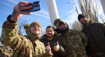 Zelenskiy’den sürpriz Herson ziyareti: Askerlerle fotoğraf çektirdi