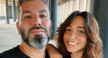 Zeynep Bastık Aldığı Acı Haberle Yıkıldı! Ünlü Şarkıcının Babasına Son Vedası Yürekleri Sızlattı