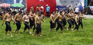 Afyonkarahisar’da ata sporu coşkusu: Pehlivanlar er meydanına çıktı