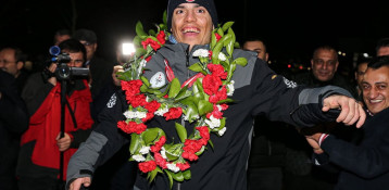 Madalya Kazanan Otizmli İkiz Kayakçılar Erzurum'da Çiçeklerle Karşılandı