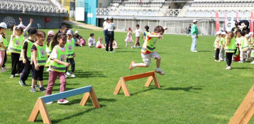 Minik Öğrenciler Spor Şenlikleri'nde Eğlendi