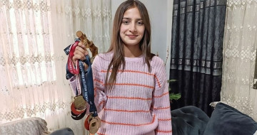 13 yaşındaki Emine Elif sırıkla atlamada Türkiye rekoru kırdı