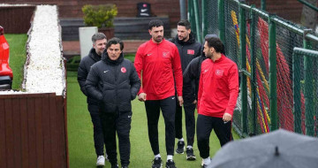 A Milli Futbol Takımı Yağmur Altında Hazırlıklarını Sürdürüyor