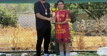 Cizreli kadınlar 5x5 sokaklar bizim futbol turnuvasında bölge şampiyonu oldu