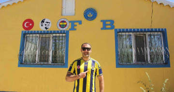 Fenerbahçe sevgisi evin dış cephesini sarı ve lacivertle boyattı