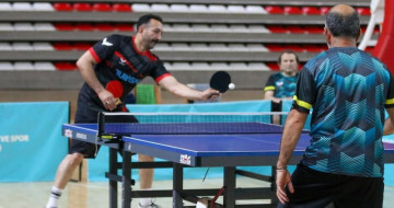 Sivas’ta masa tenisi il birinciliğini Sivas Numune Hastanesi kazandı