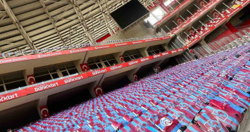 Trabzon Büyükşehir Belediyesi Antalya Stadyumu’nu Bordo-Mavi Bayraklarla Donattı