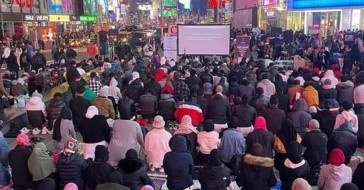 ABD'de Müslümanlar New York Times Meydanı'nda ilk kez Teravih Namazı kıldı